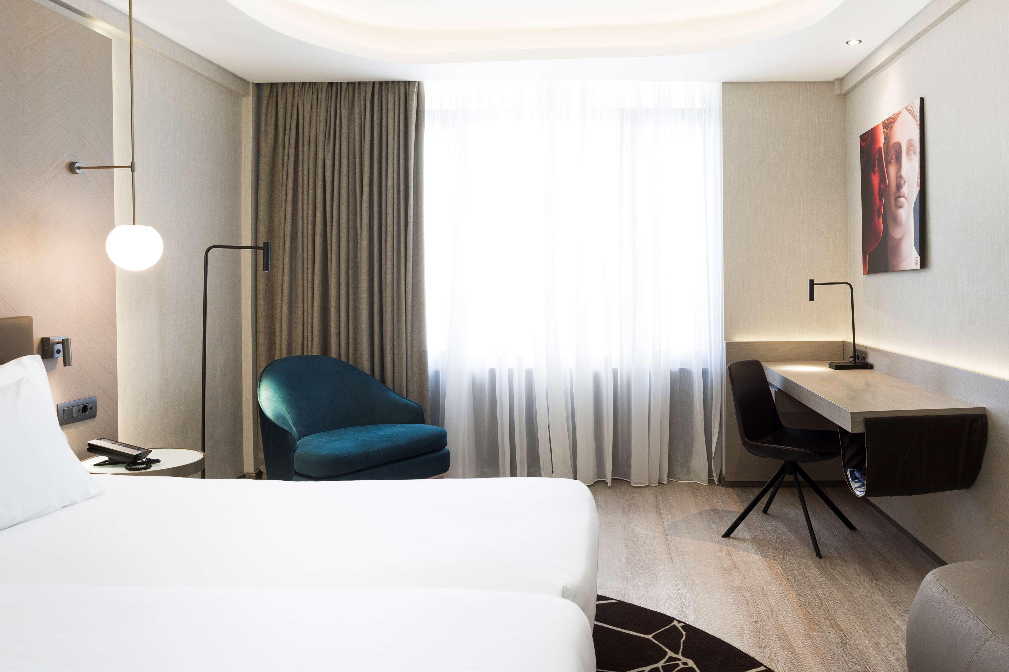 Radisson Blu Park Hotel Atene Esterno foto A room at the hotel