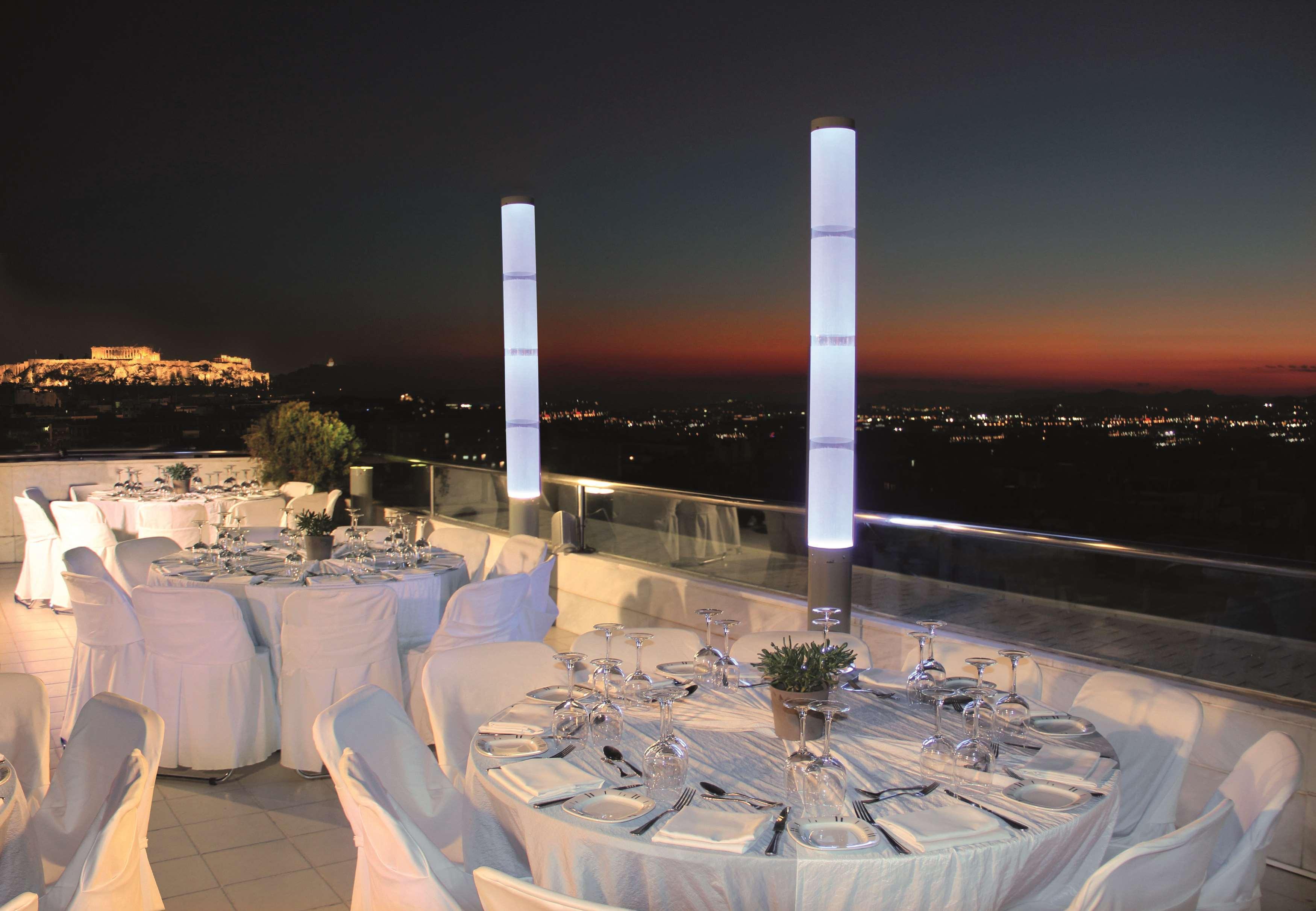 Radisson Blu Park Hotel Atene Esterno foto The Acropolis Museum at night