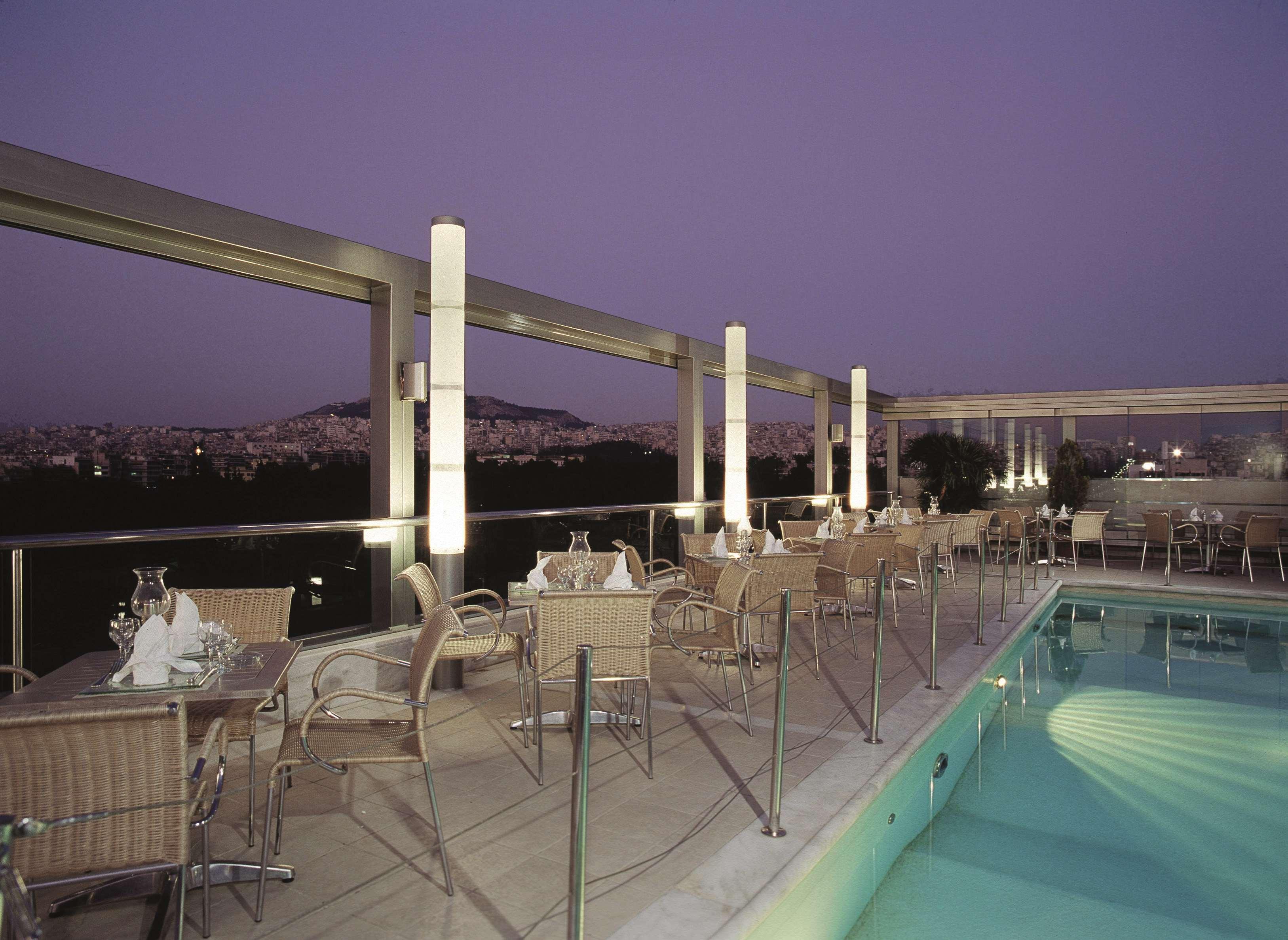 Radisson Blu Park Hotel Atene Esterno foto The pool at the hotel