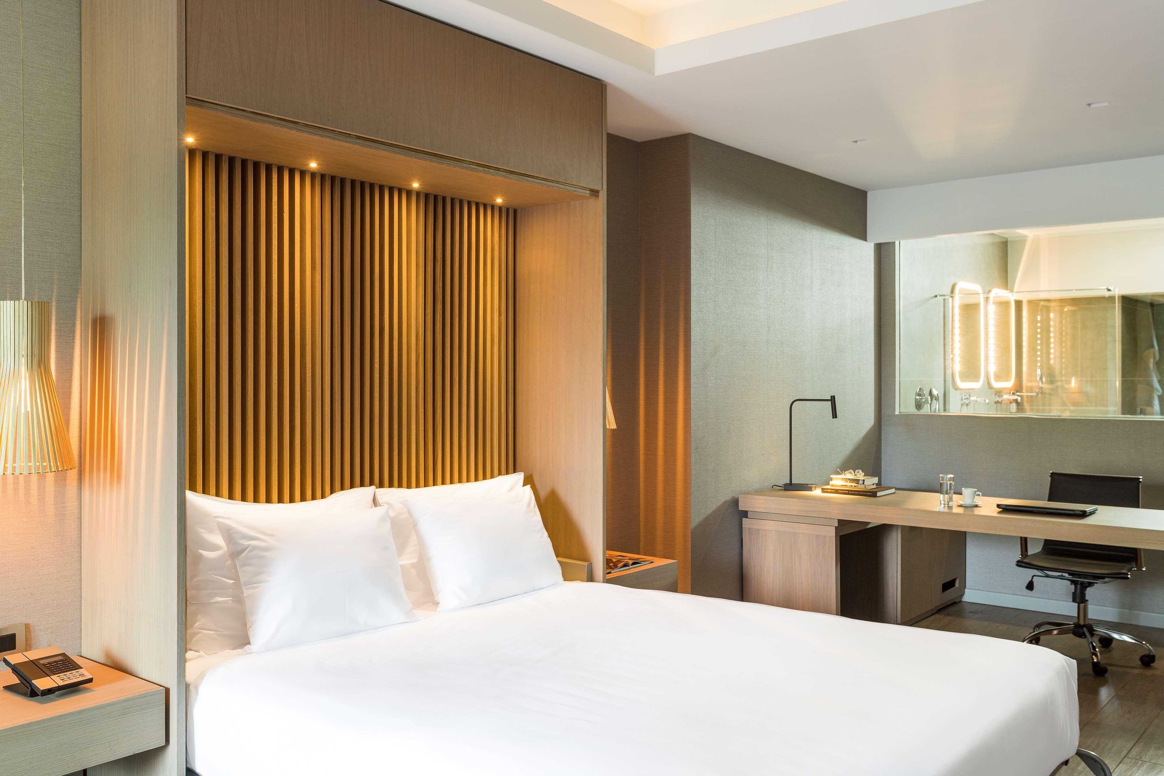 Radisson Blu Park Hotel Atene Esterno foto A room at the hotel