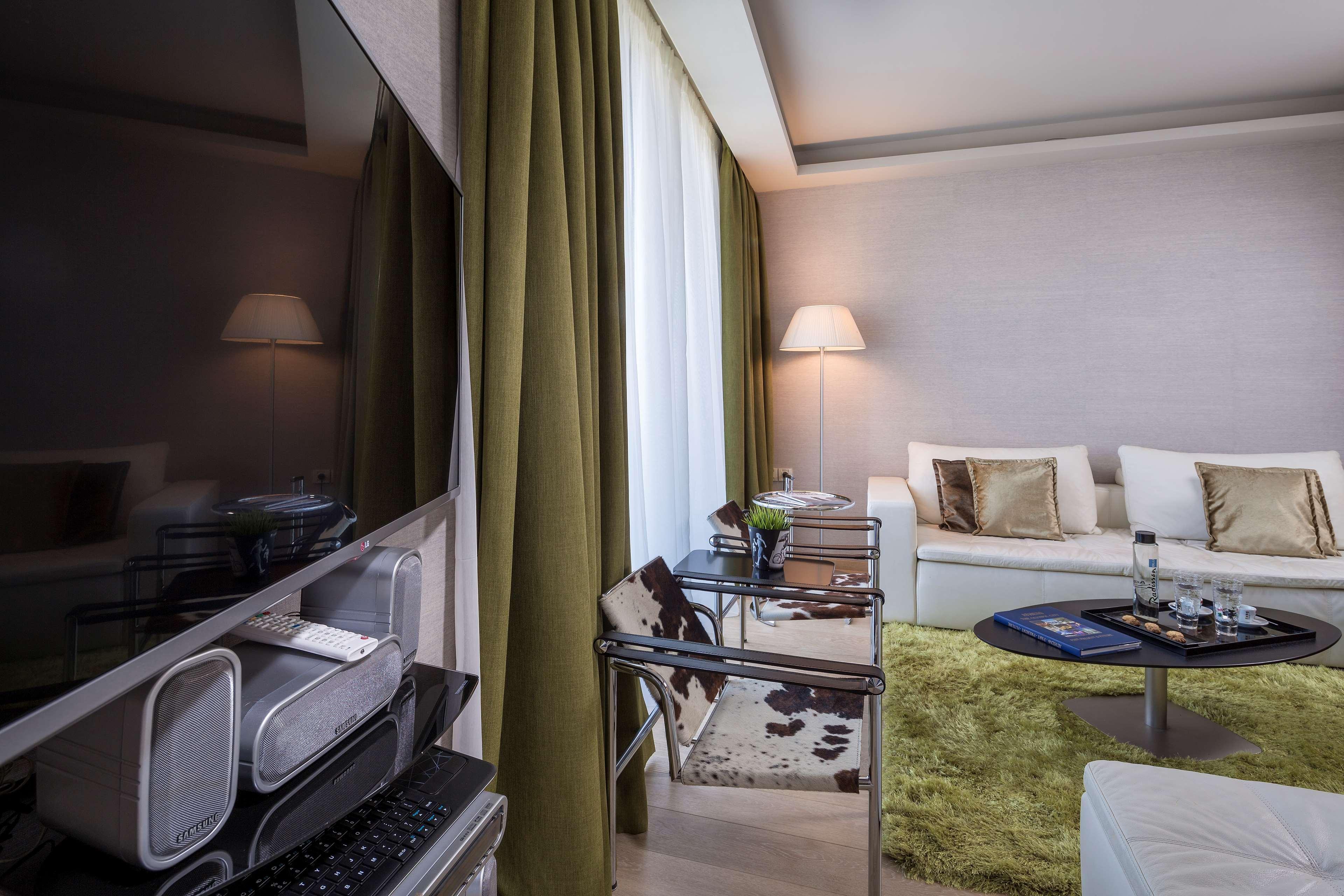 Radisson Blu Park Hotel Atene Esterno foto A suite at the Mandarin Oriental, Munich