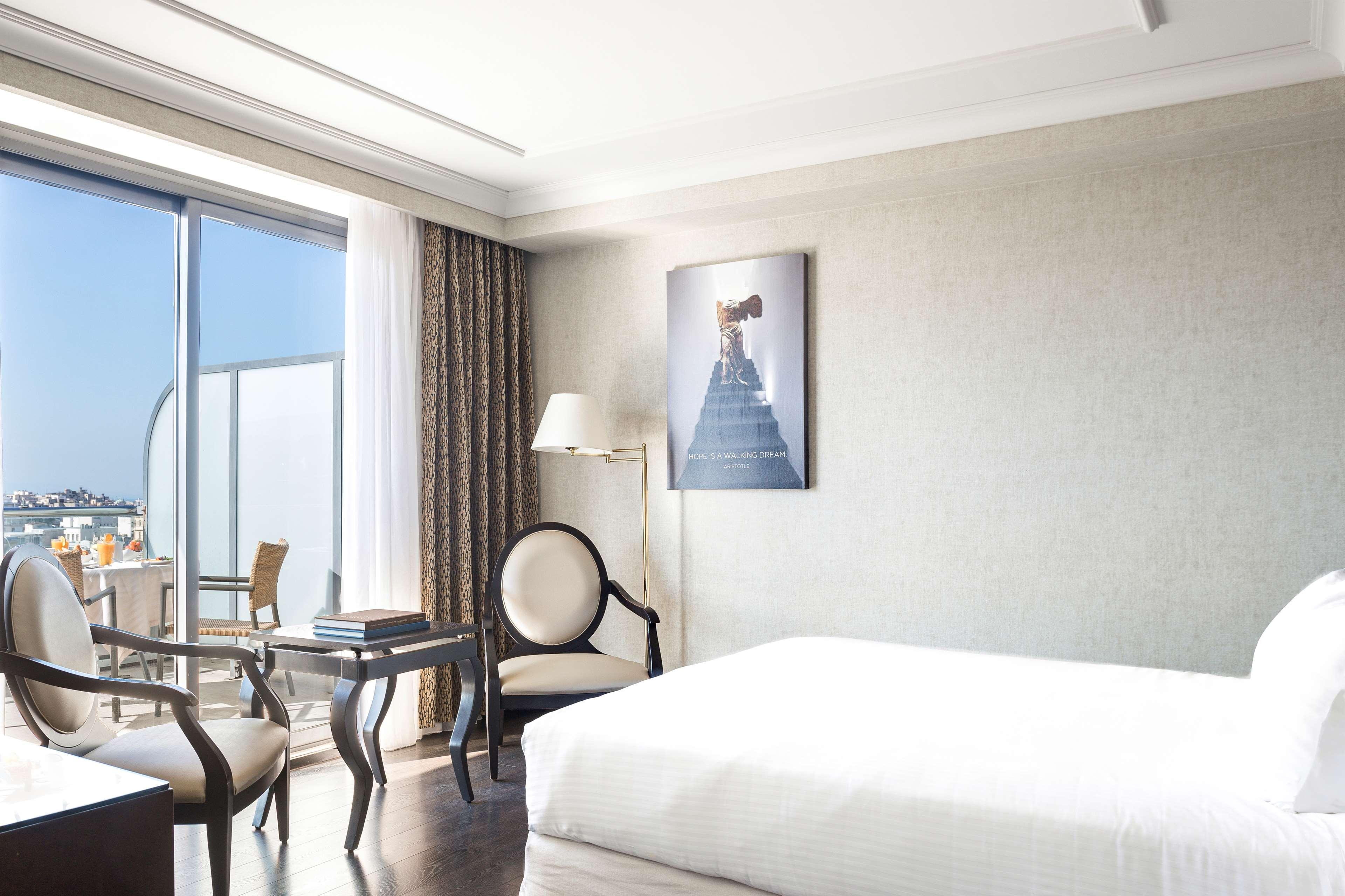 Radisson Blu Park Hotel Atene Esterno foto A room at the hotel
