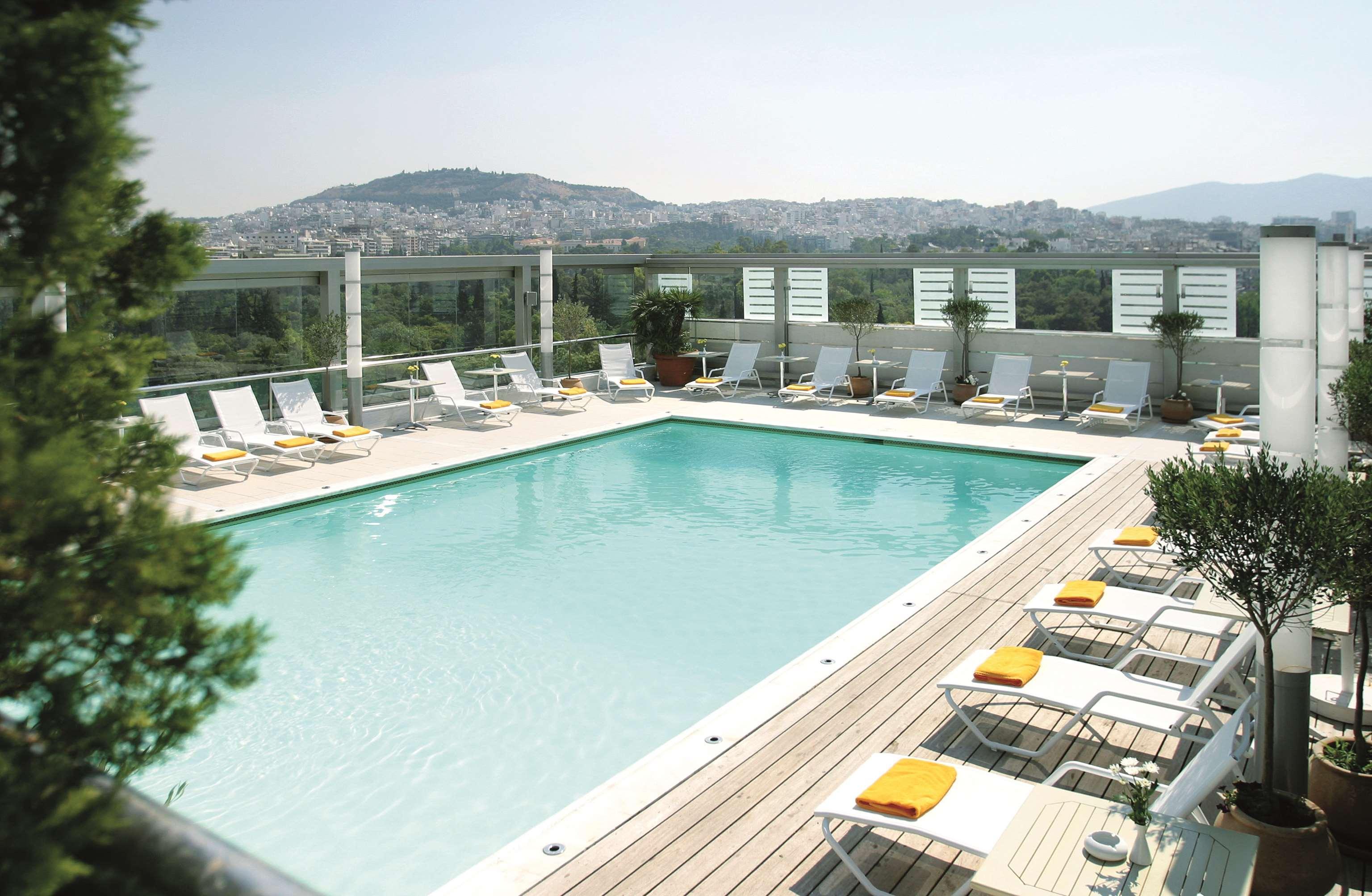Radisson Blu Park Hotel Atene Esterno foto The pool at the hotel