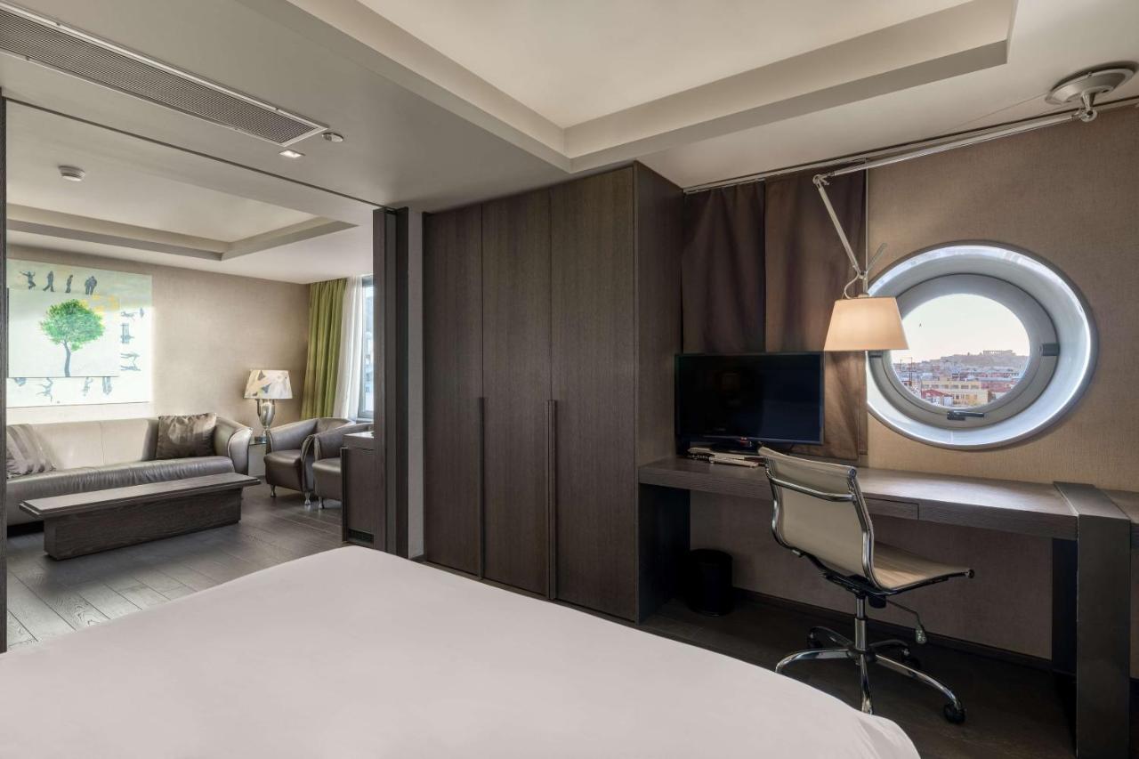 Radisson Blu Park Hotel Atene Esterno foto A room at the hotel