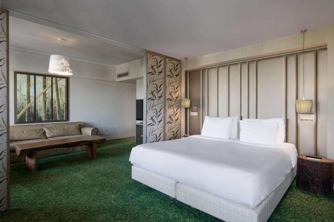 Radisson Blu Park Hotel Atene Esterno foto A room at the hotel