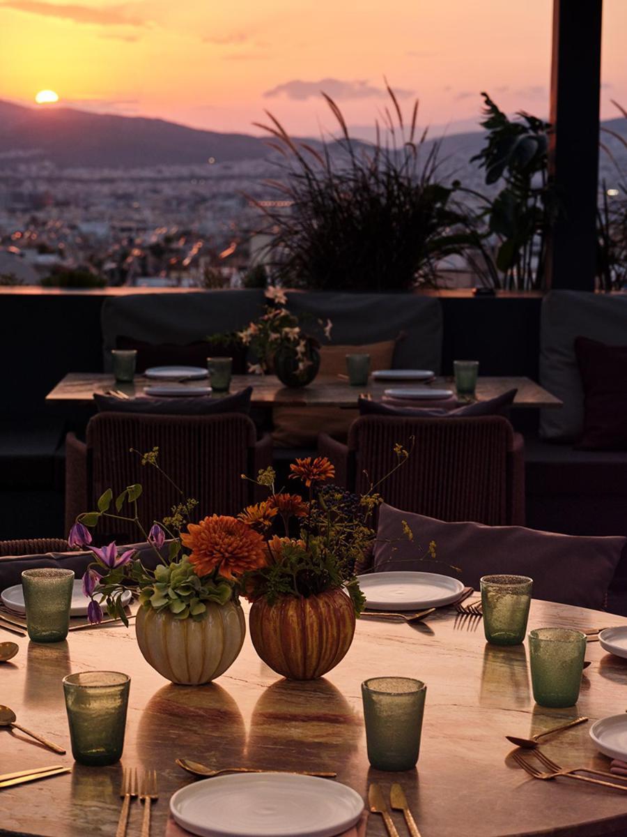 Radisson Blu Park Hotel Atene Esterno foto The rooftop terrace at the hotel