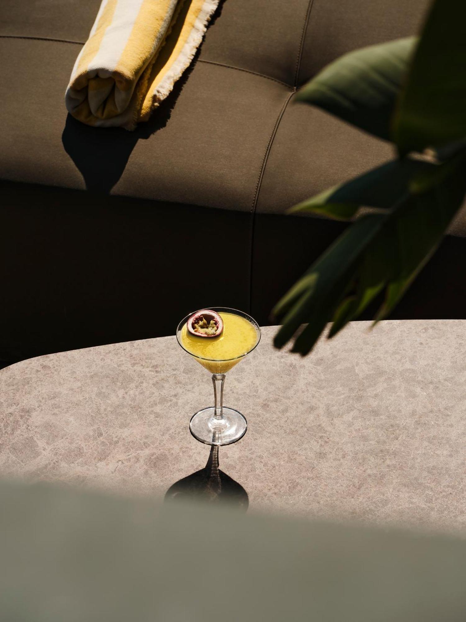 Radisson Blu Park Hotel Atene Esterno foto A lemon drop martini