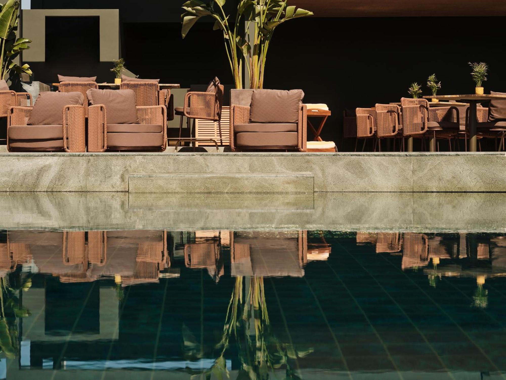 Radisson Blu Park Hotel Atene Esterno foto The pool at the hotel