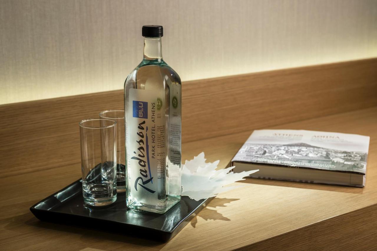 Radisson Blu Park Hotel Atene Esterno foto Radisson water bottle